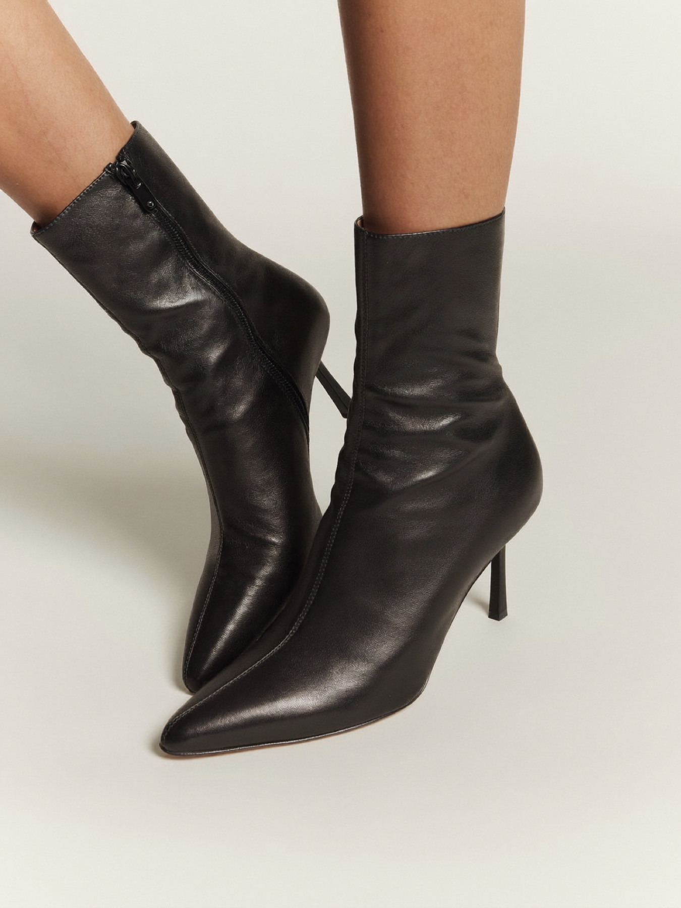 Pointed leather boot